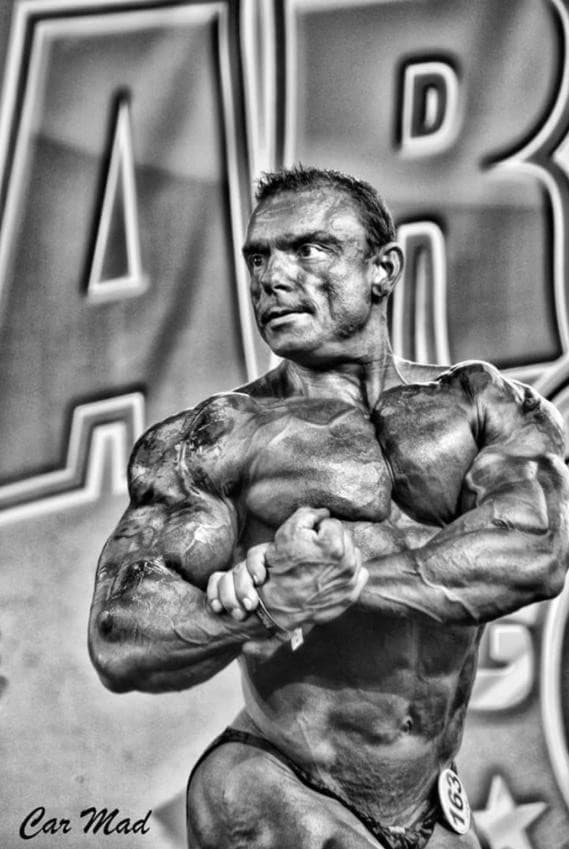 Pascal Garnier en pose de bodybuilding sur scène